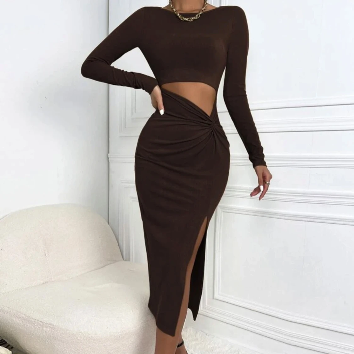 Brun långklänning med slits och cut-out - 2