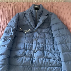 Herno jacka - Tja! Säljer nu denna helt nya Herno jacka, allt Og ingår(tags, kvitto etc). Nytt skick(aldrig använd) Bara att höra av er vid funderingar! Är 185 väger 74