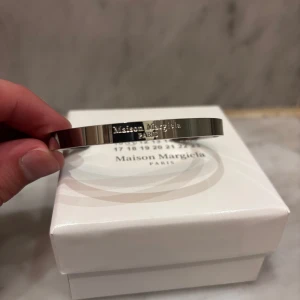 Maison Margiela armband - Fint armband från Maison Margiela. Skick 10/10. Original förpackning inkluderat. Fråga på!