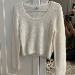 Fluffig vit tröja🤍 - Supermjuk och fluffig vit tröja från H&M med rund halsringning och långa ärmar. Perfekt för dig som gillar en cozy vibe och vill ha något stilrent men ändå mysigt som är perfekt nu till hösten❣️