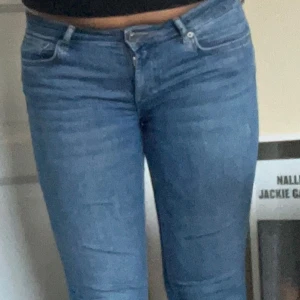 Blå bootcut jeans från Zara, strl 36 - Snygga blå jeans från Zara i klassisk bootcut-modell. 