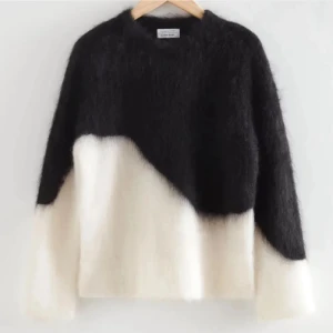 Fluffig svartvit stickad tröja &other stories - Supermjuk och fluffig stickad tröja i svart och vitt med coolt vågigt mönster,  helt slutsåld och mycket efterfrågad💗 