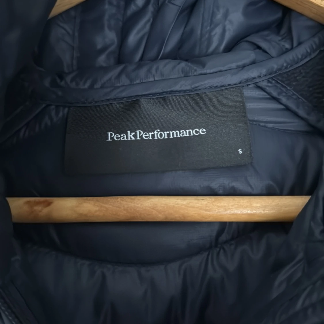 Mörkblå pufferjacka Peak Performance - 2