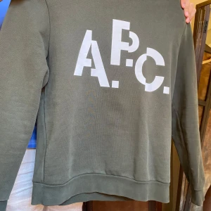 Olivgrön sweatshirt från A.P.C.  Size M/ L - Snygg olivgrön sweatshirt från A.P.C.  Storlek L men passar M mycjet bra. Pris kan diskuteras 