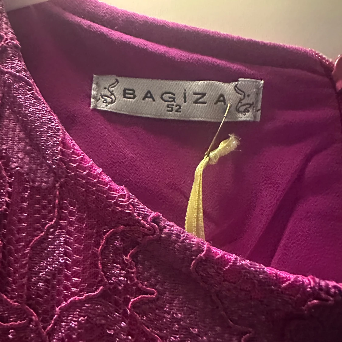 Lång rosa  spetsklänning från Bagiza - 1