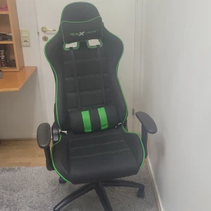Gaming stol - En gaming stol helt ny ingen skada köpt för 3200 kr men jag vill sälja den bara för att jag är inte intresserad av att spela längre och för att jag vill samla pengar 