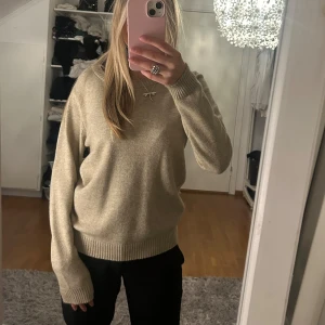 Beige stickad tröja  - Supermjuk beige stickad tröja. Tröjan är i nyskick och knappt använd 