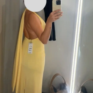 Gul långklänning med öppen rygg - Använd 1 gång, köptes för 800 kr