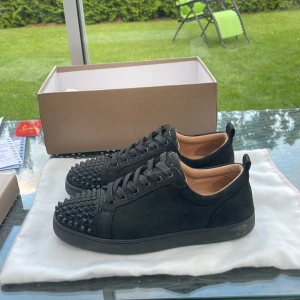 Svarta sneakers från Christian Louboutin - Säljer svarta loubs st 39 fast passar mig med st 40 och är till och med lite stora.          Skick 8/10