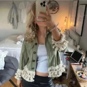 Zara jacka  - Säljer den populära jackan från Zara med knappar och unika spets- och volangdetaljer vid ärmslut och nederkant. Jackan har en loose passform, perfekt för dig som vill ha en cool och bohemisk vibe. Strlk M men passar mig som har xs-s ❤️Pris kan såklart diskuteras ❤️