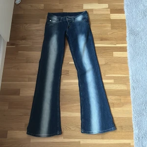 Cheap Monday bootcut jeans blå - Snygga blå bootcut jeans från weekday säljer dom för dom är för små och dom är oanvända. PRIS KAN DISKUTERAS 