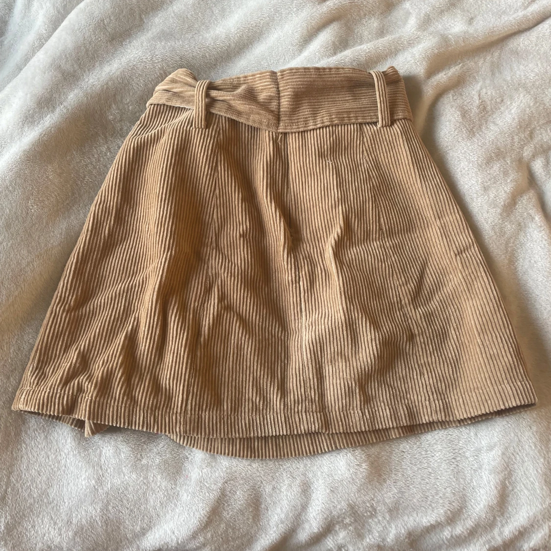 Beige kjol med bälte - 1