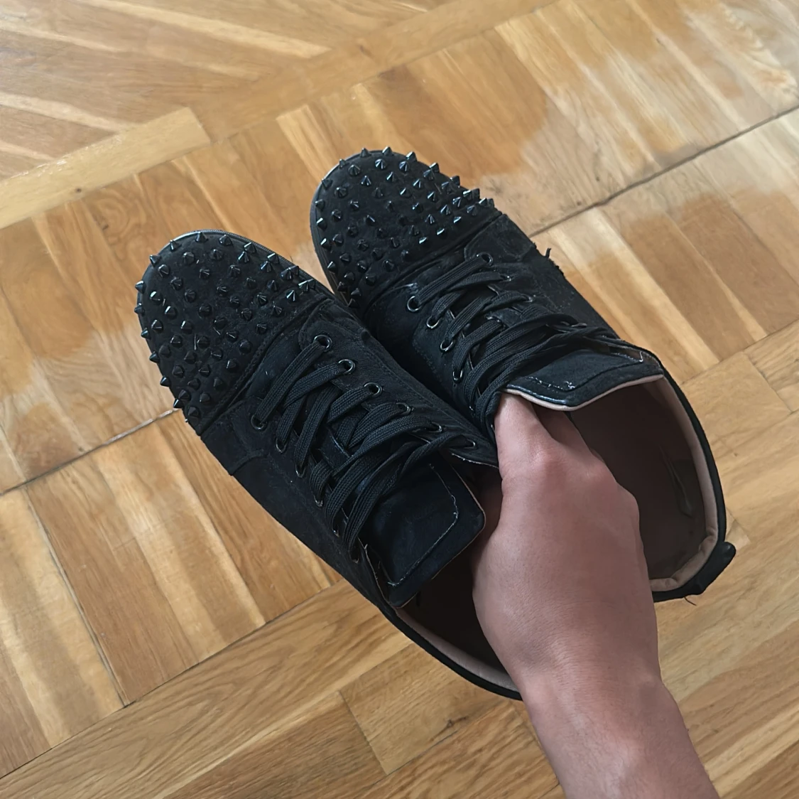 Svarta Louboutin sneakers med nitar - 2