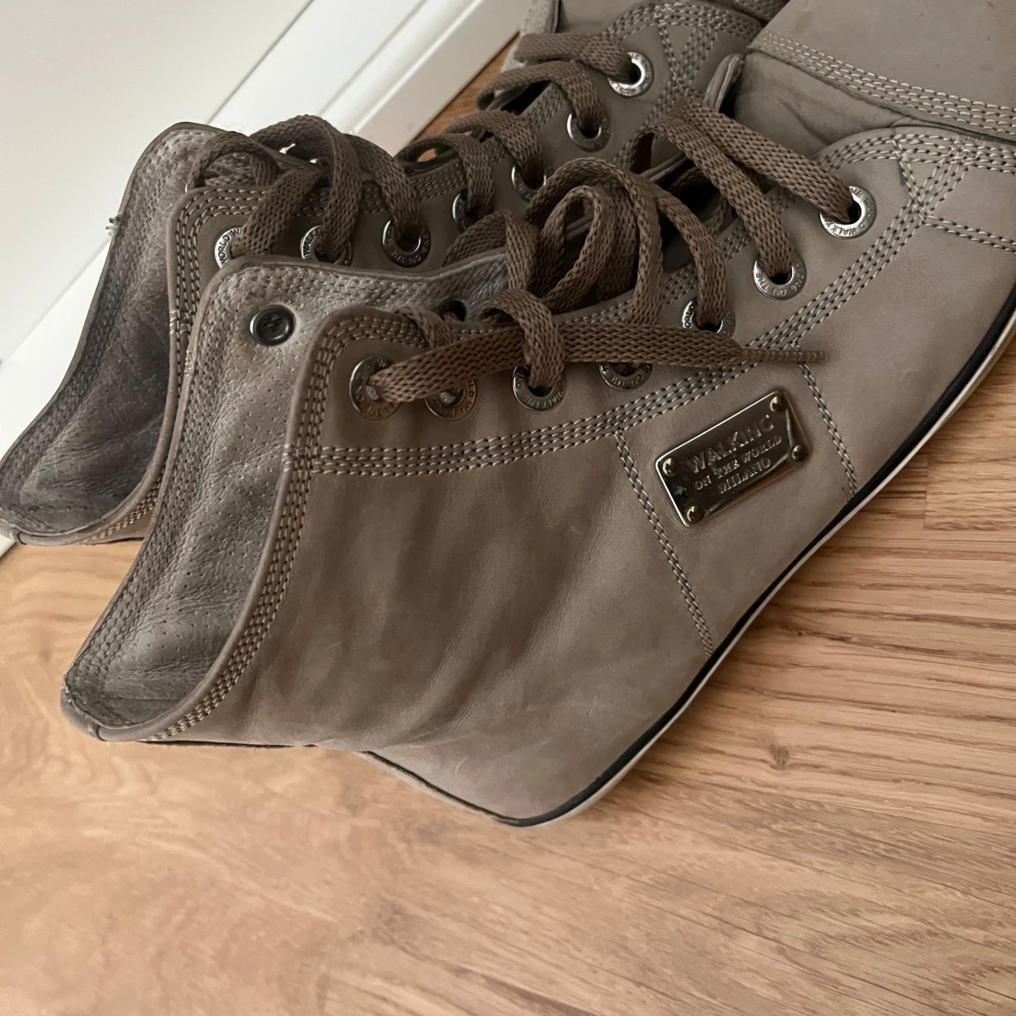 Beige sneakers från Walking Milano - 2