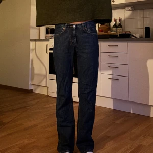 Levi's 501 liknande mörkblå jeans straight fit - Säljer ett par jeans från BikBok i mörkblå tvätt. Modellen har rak passform, normal midja och fem fickor. Perfekta för dig som gillar en tidlös och avslappnad look.