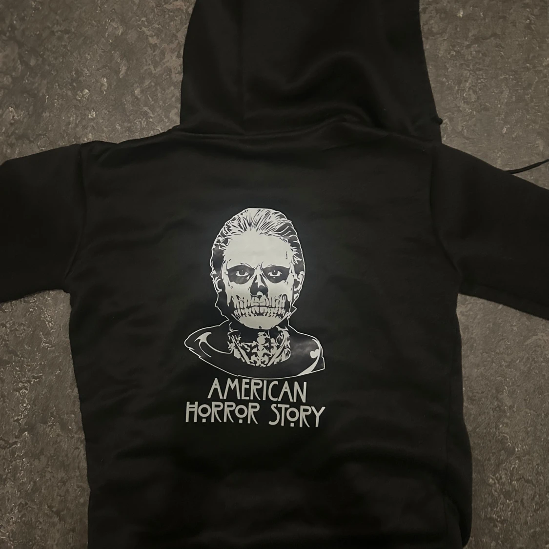 Svart American Horror Story hoodie