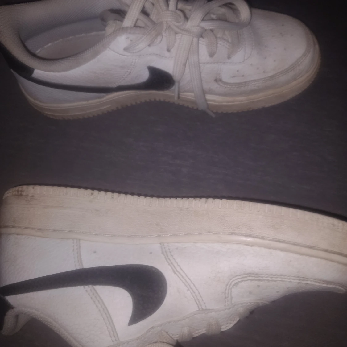 Nike Air Force 1 vita och svarta sneakers - 4