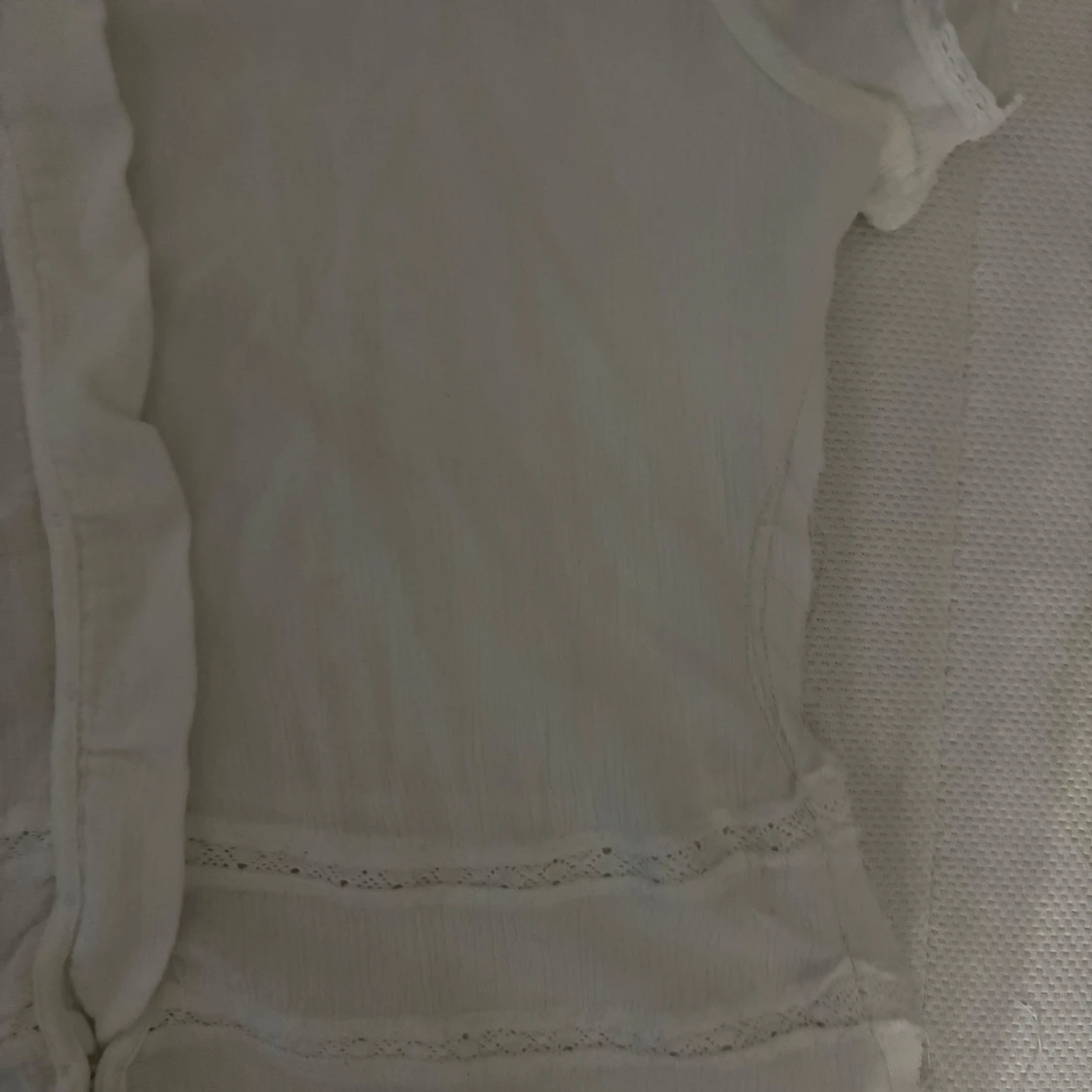 Vit blus med knappar  - 3