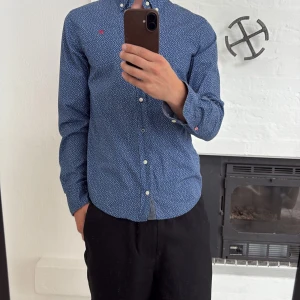 Hackett london skjorta - Storlek 15-16 år. Så typ xs. Är 178cm för jämnförelse. 