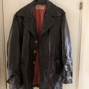 Läderjacka - Såå cool mörkbrun läderjacka! Äkta läder, thriftad.