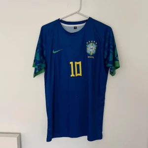 Brasilien retro tröja - Neymar storlek M - Tröjan är oanvänd och i topp skick. Jag kan posta tröjan eller så kan ni hämta upp den i Vallentuna😁. Tröjan är väldigt ikoniskt då den representerar Neymar i sina yngre dagar. 