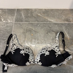 Intimissimi svart push up bh säljer eller byte - En jätte fin intimissimi svart push up bh som är i storlek 85C! Bh är använd mindre än 5 gånger och är i väldigt bra skick förutom lite dammig som man kan se på sista bilderna. Man kan även se att lite trådar släppt här och där särskilt vid bandet! Går nog att klippa av och det är inget som påverkar något i hel heten!🥰🥰annars är den precis som ny och i bra skick. Nypris 600 kr 💕skickar gärna fler bilder. Kan gärna byta mot en i 75B eller 80B!