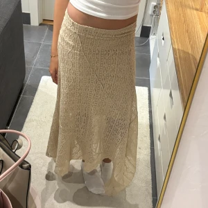 Beige spetskjol från H&M - Supersnygg beige långkjol från H&M i spets med lätt volang nertill. (Köparen betalar frakt!)💞