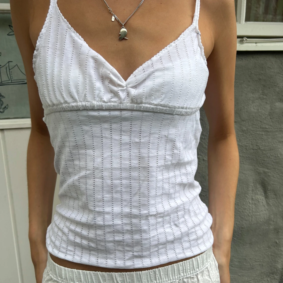 Vit ribbad linnetopp med smala axelband