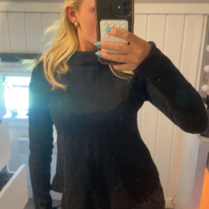 Svart polotröja från & Other Stories - Svart polotröja från & Other Stories med lång ärm och klassisk passform. Enkel och stilren design som funkar till allt. Mjuk och skön, perfekt för lager-på-lager under kyliga dagar.