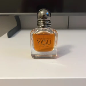 Emporio Armani Stronger With You - Knappt använd Stronger with you intensely, perfekt inför kommande säsong, 30 ml.