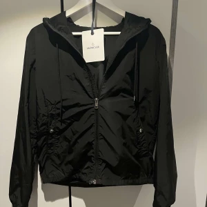 Moncler windbreaker  - Tjena säljer nu min moncler windbreaker äkthet osäker där av priset kom pm för mer info 