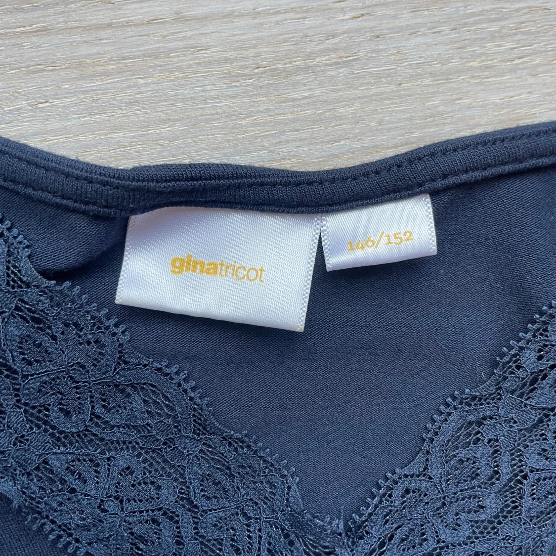 Mörkblå långärmad topp med spetskrage - 1