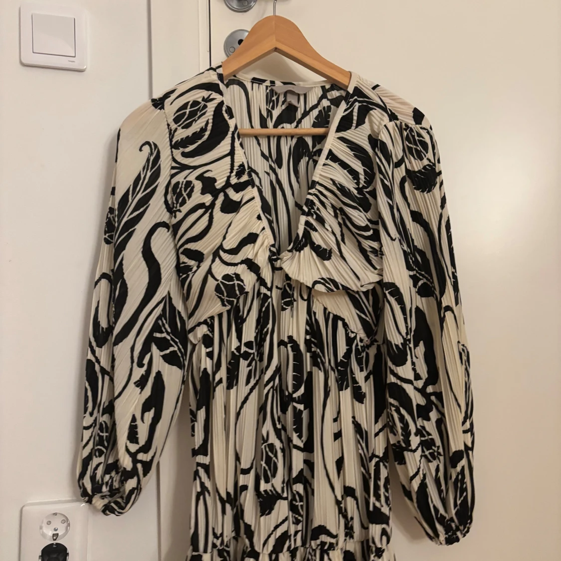 Plisserad svartvit långklänning