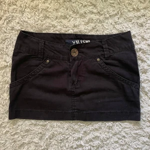 Svart kortkjol från Ylissik - Köp via Swish + frakt (ej köp nu) eller direkt via vinted @moa.06 (pga plicks nya avgifterk) 🩷Svart kortkjol från Ylissik med klassisk jeanslook. Kjolen har fram- och bakfickor, bälteshällor och stängs med knapp och dragkedja. Perfekt för dig som gillar en enkel och stilren vibe. Materialet är bomull och modellen är rak och tight.