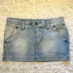 Ljusblå jeanskjol från House Jeans XS - Köp via Swish + frakt (ej köp nu) eller direkt via vinted @moa.06 (pga plicks nya avgifterk) 🩷Snygg ljusblå jeanskjol från House Jeans i storlek XS. Kjolen har klassisk femficksdesign, dubbla knappar framtill och coola fickdetaljer med knappar bak. Perfekt för dig som gillar en avslappnad och trendig stil. Längd ca 27 cm.