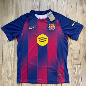 Barcelona 25/26 Fotbollströja - Hej, jag säljer nu denna snygga Barcelonatröjan som kommer att användas nu den här säsongen, om ni har frågor tvek inte att skriva! Replika, skickar ut den inom ett dygn. 
