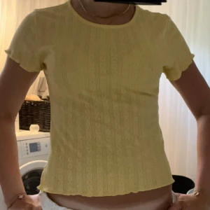 Gul ribbad topp från ONLY XS - Supersöt gul topp från ONLY i storlek XS med  sött mönster💕 