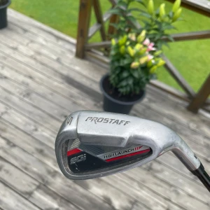 Prostaff SGI High Launch - Golfklubba Prostaff SGI High Launch – perfekt för dig som vill ta ditt golfspel till nästa nivå! Snygg design och bekvämt grepp och en härlig klubba att lira me!