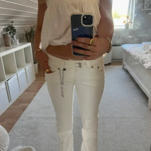 lågmidjade vita jeans - Vita lågmidjade jeans från lager 157🌟🌟🌟köpta för 400kr +frakt 