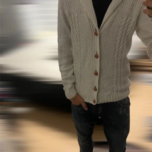 Stickad vit cardigan från Bondelid - 🧵 Storlek: S  📦 Skick: Bra, endast använd ett fåtal gånger  💬Anmärkning: Liten missfärgning vid läderlappen (se bild), inget som märks vid användning.  275 kronor så är den din!  Hör av dig vid frågor och/eller mer bilder MVH DV Closet