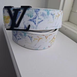 Snygg multi L V bälte  - Helt ny, är 120 cm lång