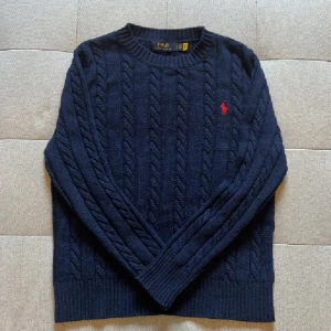 Marinblå tröja Polo Ralph Lauren - Kabelstickad marinblå tröja från Polo Ralph Lauren. Priset är ej hugget i sten! Tveka inte att skriva vid funderingar🤝