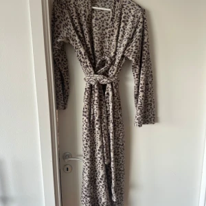 Leopard morgonrock  - Snygg leopardmorgonrock från Åhléns i mjukt härligt material. Passar även mig som har M