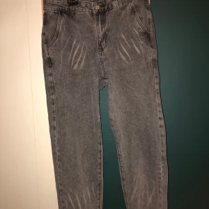 Grå jeans från Fashion Denim - Snygga grå jeans från Fashion Denim med klassisk femficksmodell och raka ben. Jeansen har en cool tvättad look och är tillverkade i denim. Passar perfekt till en avslappnad streetstyle.