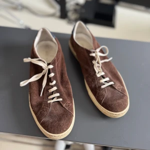  CQP mocka sneakers - Säljer här ett par snygg bruna sneakers från C.QP, i storlek 42. Dessa modell gjordes i samarbete med Care of Carl. Nypris är ca 3800kr. Mitt pris 700kr