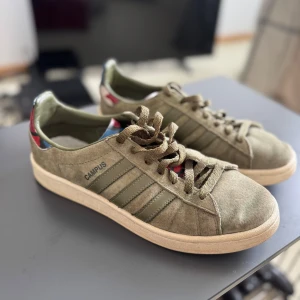 Adidas Campus sneakers - Säljer här ett par sällsynta olivgröna Adidas Campus, i storlek 41 1/3. Mitt pris 400kr. Bra skick.