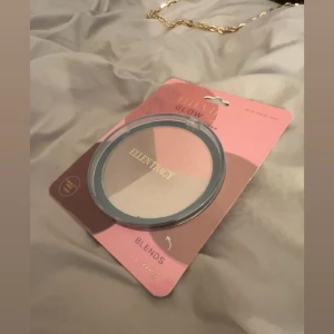 Ellen Tracy Glow Blush palett - Säljer en blush-palett från Ellen Tracy med tre färger