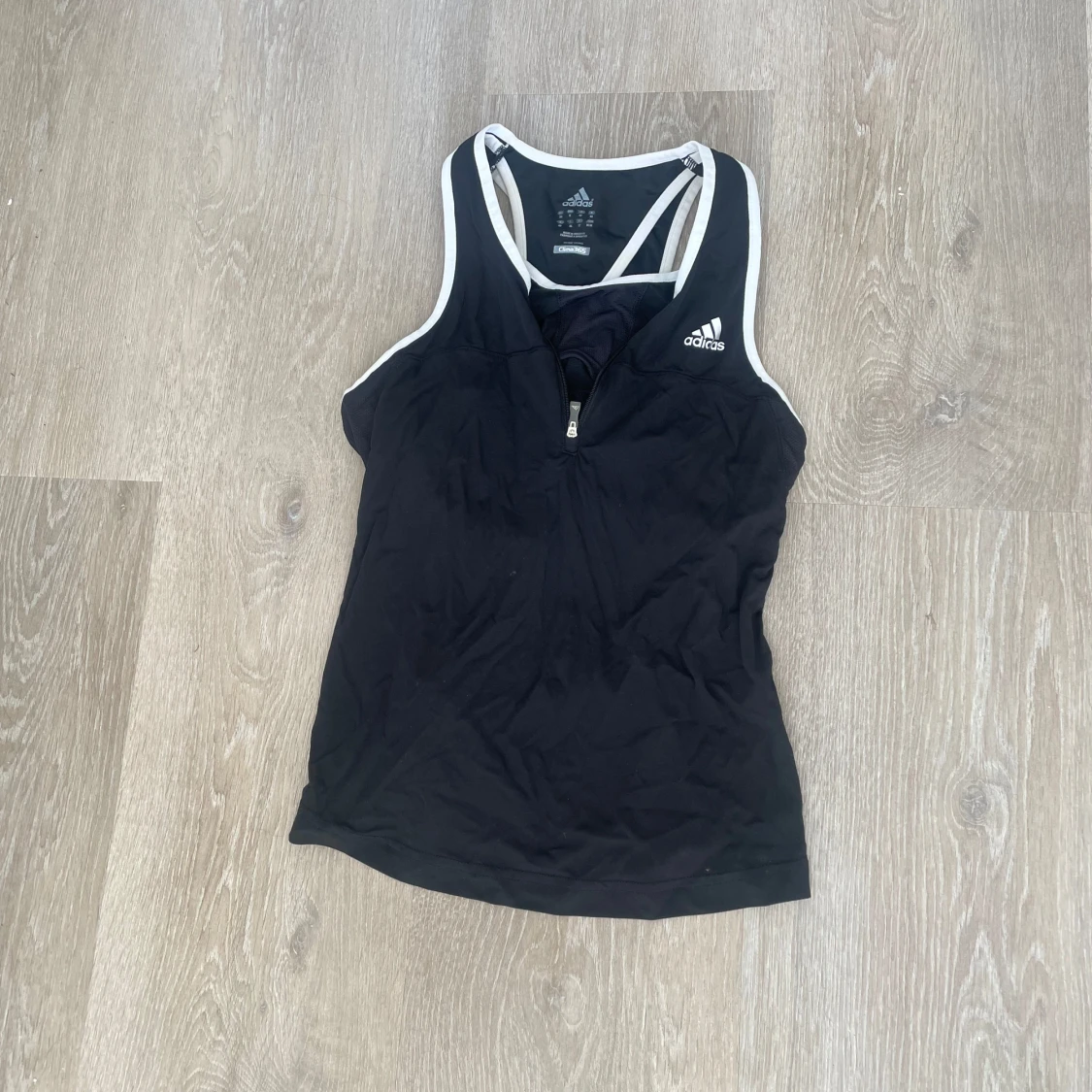 Svart linnetopp från Adidas Clima365