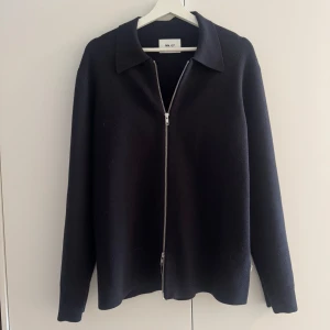  NN.07 kofta Harald - Säljer här en mörkblå NN.07 kofta Harald, i storlek S. Nypris är ca 2500. Mitt pris 400kr. Som ny.