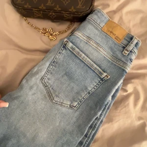 Ljusblå jeans från Gina - Säljer ett par ljusblåa jeans från Gina tricot. De är mid waist, inte skinny men inte heller baggy. Perfekt till ett par klackar 😍